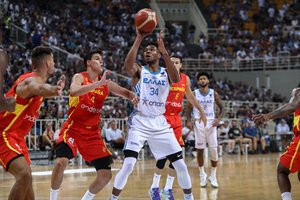 Aikštėje šėlęs Giannis Antetokounmpo padėjo Graikijai susitvarkyti su pasaulio čempionais ispanais
