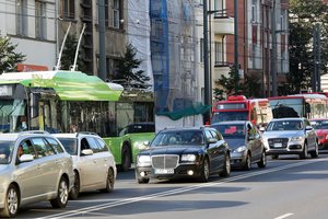 Nekultūringas vairavimas kursto agresiją kelyje: atskleidė, kokie veiksmai vairuotojus erzina labiausiai 