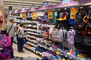 Pirkėjų apklausa: šiemet mokyklinėms prekėms tėvai nusiteikę išleisti daugiau