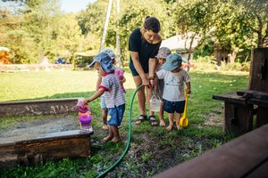 Netradicinių ugdymo įstaigų darbuotojus lydi mitai apie geležinius žmones ir šokius aplink laužą