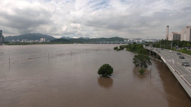 Potvynių aukų Pietų Korėjoje padaugėjo iki devynių: rekordinės liūtys užtvindė kelius, metropoliteno stotis ir namus
