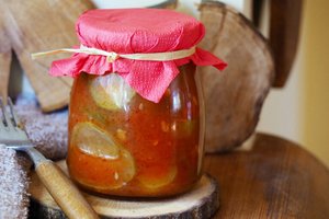 Agurkai aštriame pomidorų padaže: puikiai tiks prie šašlykų ar ant žarijų keptos mėsos 