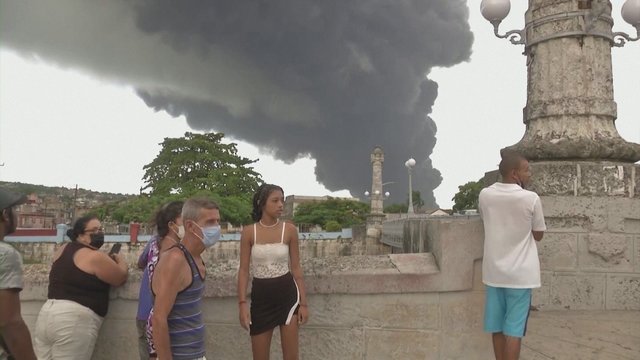 Po žaibo smūgio Kuboje gaisras kilo jau trečiame naftos rezervuare, liepsnų nepavyksta suvaldyti
