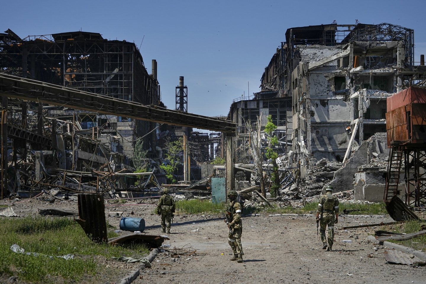 Karas Ukrainoje, rusų kariai Mariupolyje.<br>AP/Scanpix nuotr.