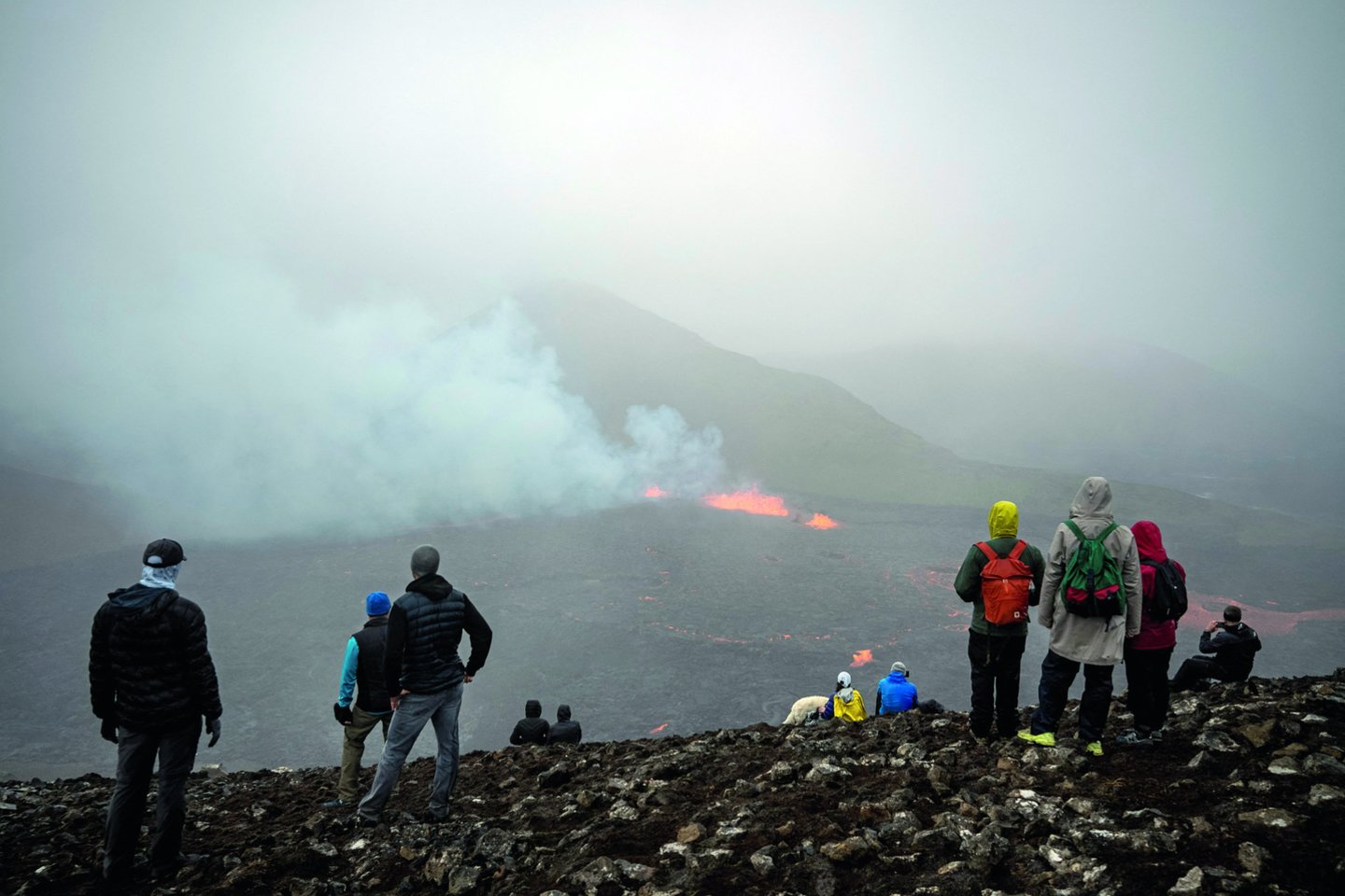 Islandai ir į jų šalį atvykę turistai skuba prie įkaitusią lavą spjaudančio Fagradalsfjadlio ugnikalnio, kuris yra vos 40 kilometrų nuo sostinės Reikjaviko.<br>„Scanpix“ nuotr.