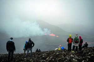 Smalsuoliams pavojus – nė motais: žmonės vėl skuba pasižiūrėti lava spjaudančiu ugnikalniu