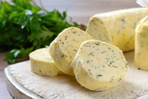 Prieskoninis sviestas, užkariavęs kulinarinį pasaulį: penki receptai, kurie pravers ir kasdien, ir per šventes