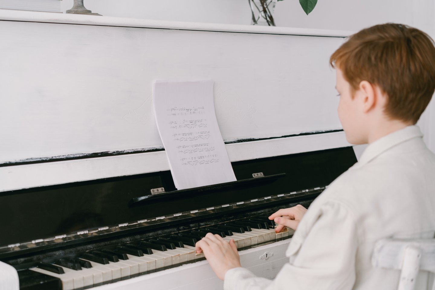Naują, mokymo reikmėms tinkanti elektrinį instrumentą su garantiniu aptarnavimu galima įsigyti už ženkliai mažesnę kainą, nei akustinį pianiną, tačiau renkantis tinkamiausią variantą būtina atkreipti dėmesį į kelias funkcijas<br>„Pexels“ nuotr.