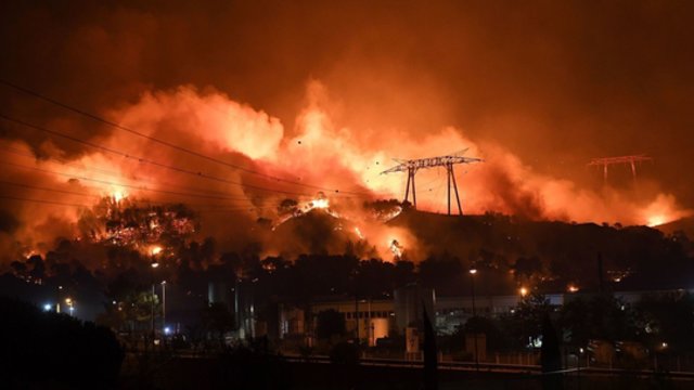 Klastingi gaisrai toliau sėja nerimą Prancūzijoje: sunaikinti tūkstančiai hektarų miškų ploto