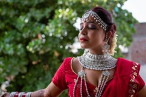 Pirmasis sologamijos atvejis Indijoje: už savęs ištekėjusią moterį įkvėpė „Netflix“ laida