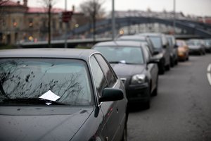 Sumokėjo už stovėjimo vietą, bet vis tiek gavo baudą: vairuotojai turi labiau stebėti, kam moka rinkliavą