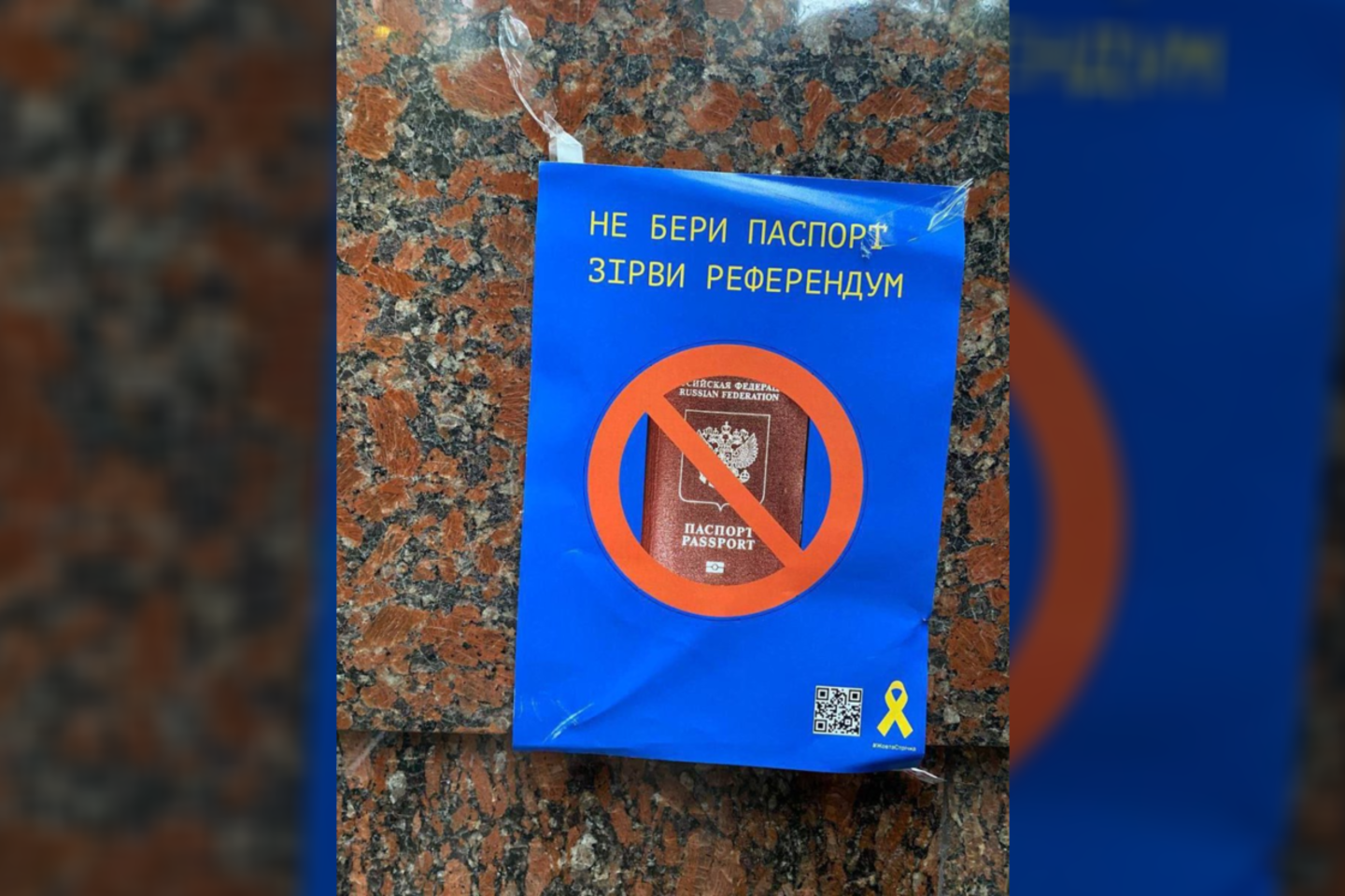 Melitopolio mieste partizanai į vietos gyventojų pašto dėžutes įdėjo lapelius su raginimu trukdyti okupacinės valdžios pseudoreferendumui ir neimti rusiškų pasų.<br>„Twitter“ nuotr.
