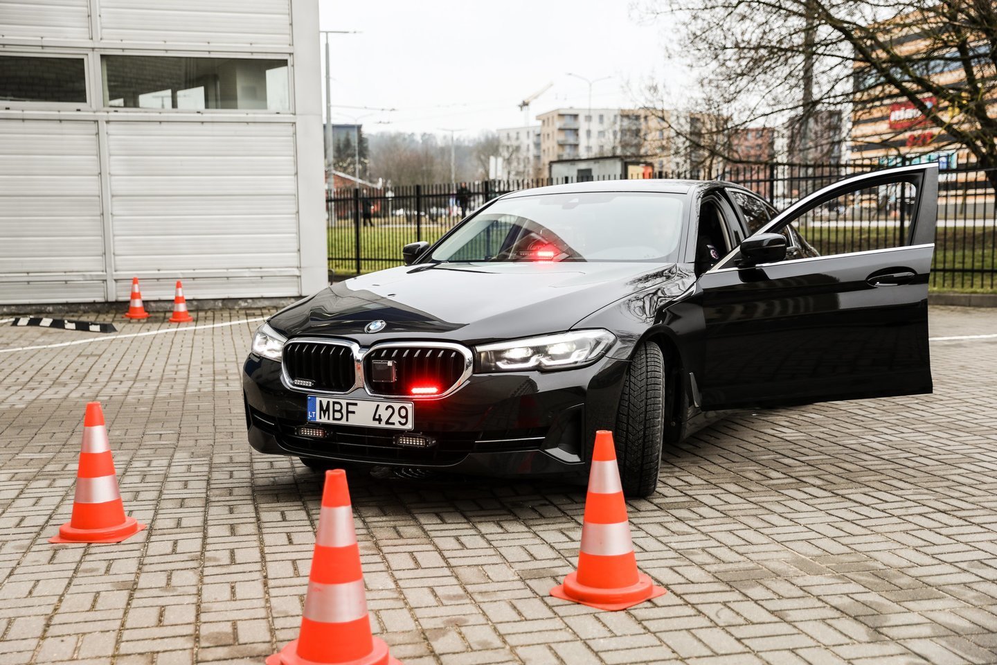 Policija savo autoparke turi daug ir įvairių nežymėtų automobilių.<br>Lietuvos policijos nuotr.