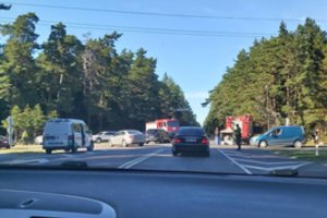 Rimta avarija greta Šventosios: sužeisti trys vaikai, ugniagesiai vadavo užspaustą moterį