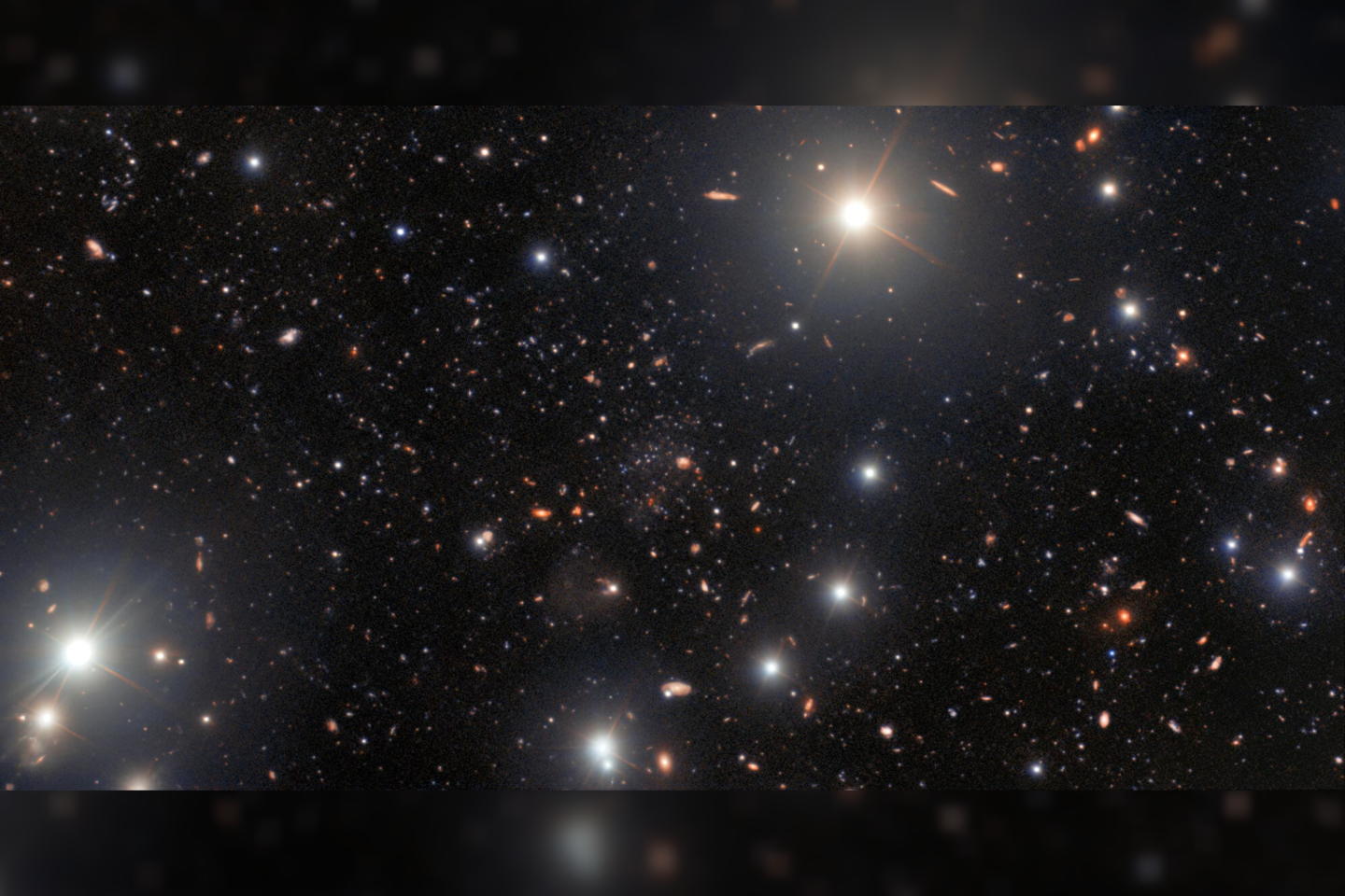  Surėjaus universiteto (Jungtinė Karalystė) galaktikos archeologai atrado itin blankią nykštukinę galaktiką, kuri, kaip manoma, yra vienos iš pirmųjų galaktikų „fosilija“.<br> International Gemini Observatory/NOIRLab/NSF/AURA nuotr.
