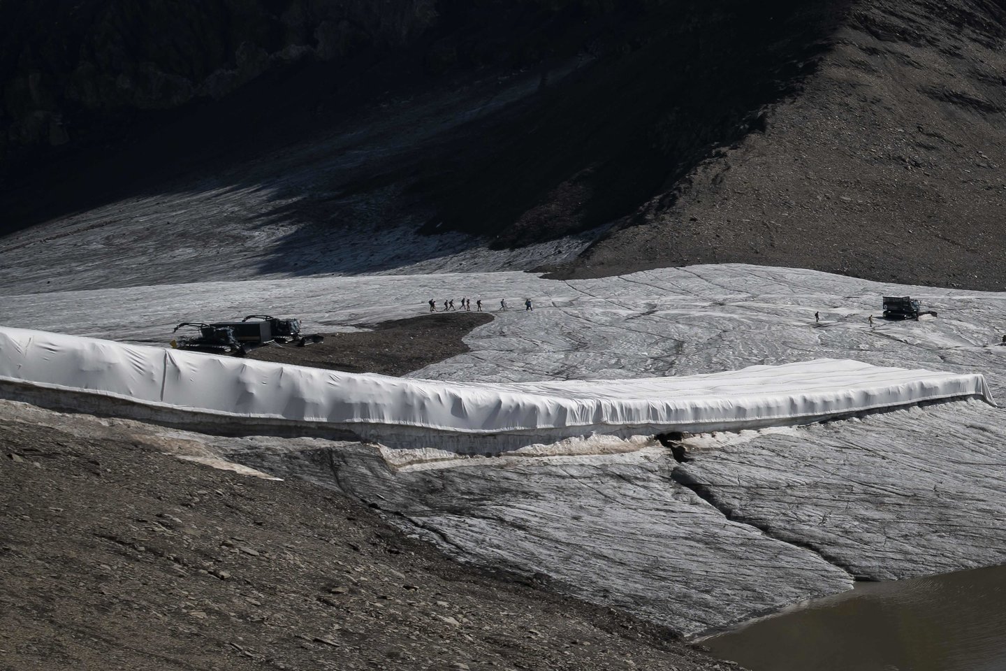 Storas ledo sluoksnis, šimtmečius dengęs vieną kalnų perėją Šveicarijoje, per kelias ateinančias savaites visiškai ištirps, ketvirtadienį paskelbė vietos slidinėjimo kurortas.<br>AFP/Scanpix nuotr. 