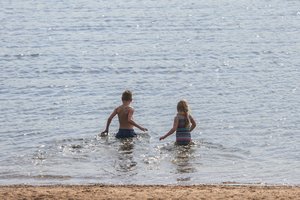 Siūlo pradinukams vieną kartą apmokėti vasaros plaukimo stovyklą