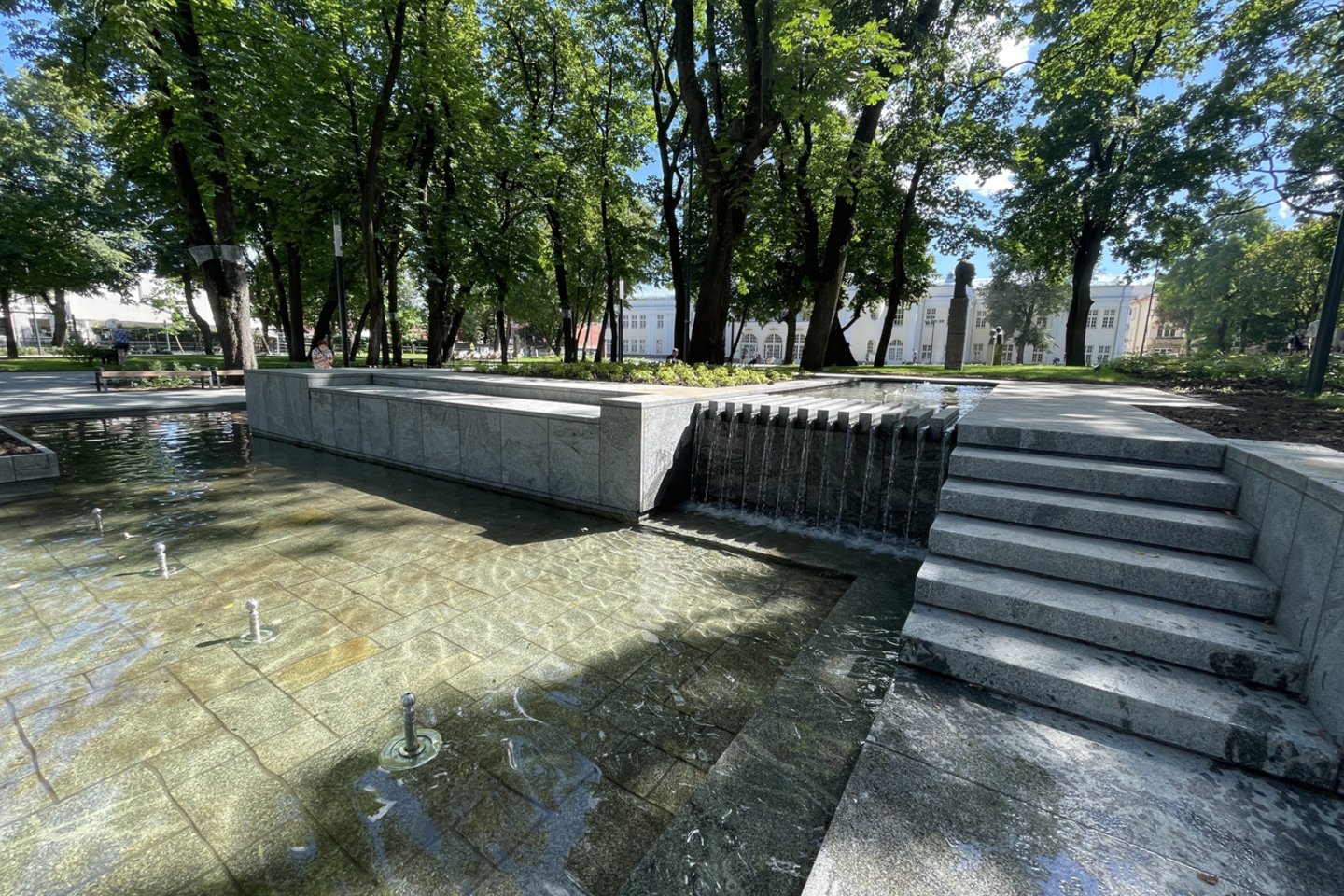 Po rekonstrukcijos vanduo srovena iš 33 purkštukų, fontanas apšviestas.<br>G.Bitvinsko nuotr.