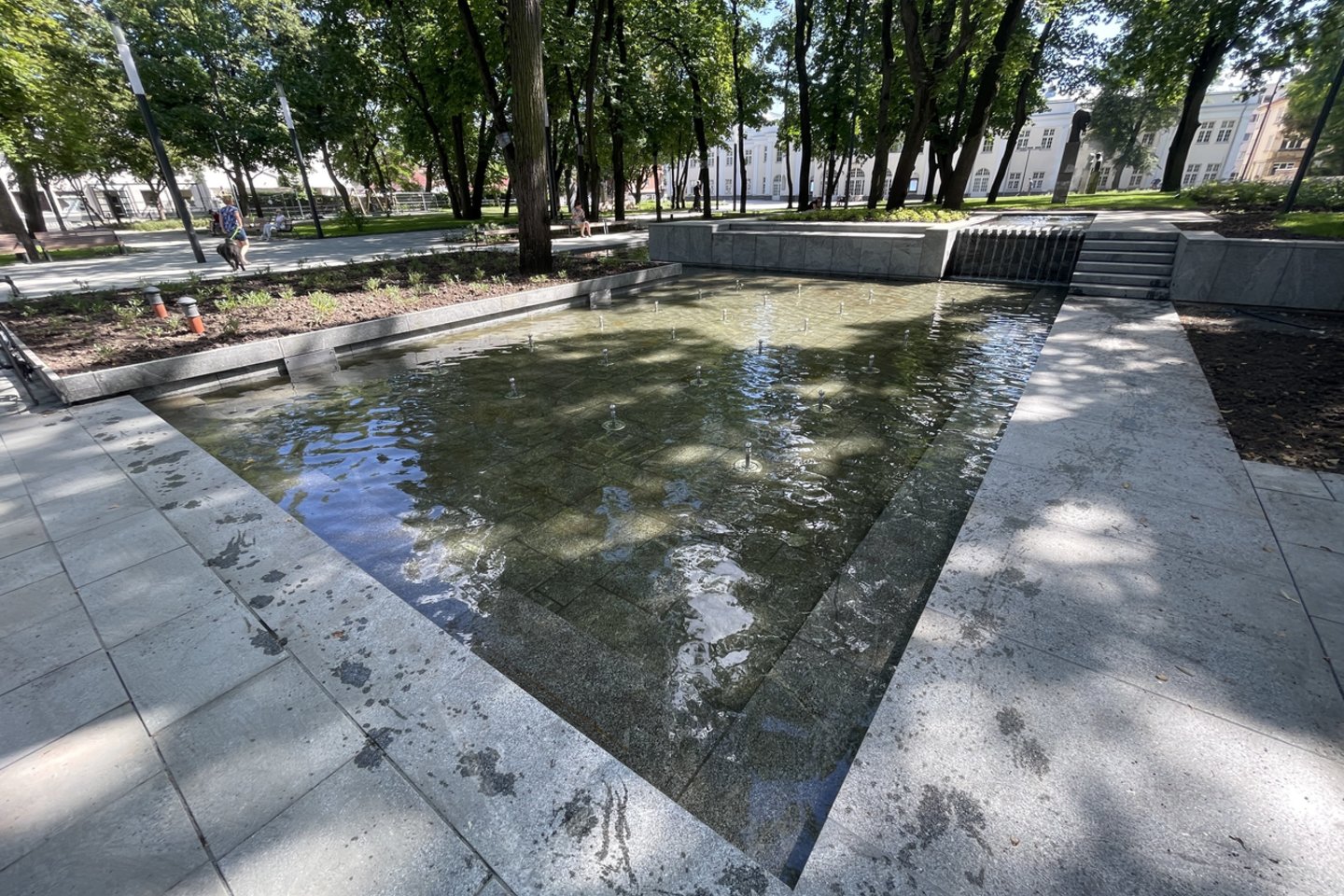 Po rekonstrukcijos vanduo srovena iš 33 purkštukų, fontanas apšviestas.<br>G.Bitvinsko nuotr.