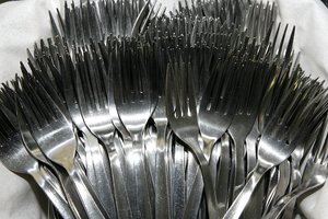 Žalojo tuo, kas pakliuvo po ranka: Šiauliuose moteris sužalota šakute, Kaune vyras – stiklo šuke