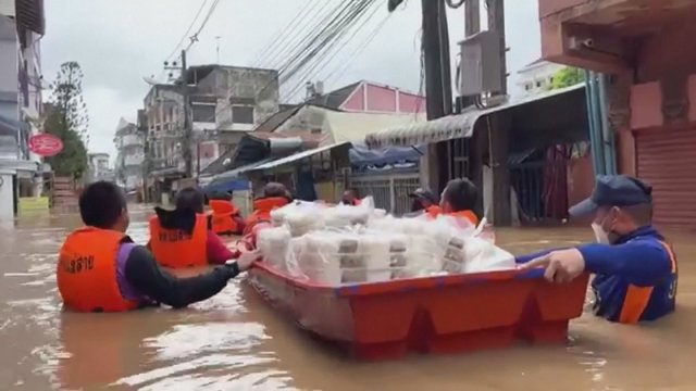 Mianmare dėl įlūžusios užtvankos kilo pavojingi potvyniai: apsemtuose namuose įstrigo dešimtys gyventojų