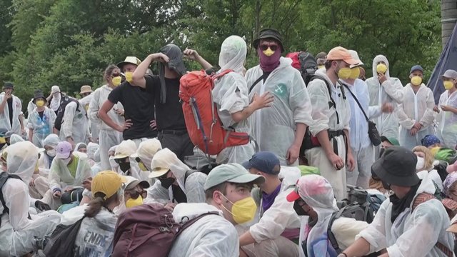 Vokietijoje aktyvistai surengė protestą prieš iškastinį kurą: bandant užimti geležinkelio bėgius neapsieita be policijos
