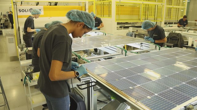 Saulės modulių gamintojai išgyvena aukso amžių: dėl išaugusių kainų, dažnas renkasi atsinaujinčius energetikos šaltinius