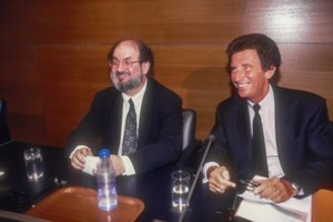 Garsaus rašytojo agentas: per užpuolimą subadytas S. Rushdie pradėjo ilgą „sveikimo kelią“