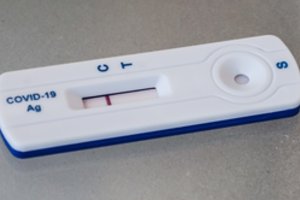 Įsigalioja naujos COVID-19 valdymo priemonės, keičiasi testavimosi tvarka