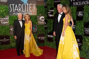 Į renginį atvykęs Richardas Gere'as negalėjo atplėšti rankų nuo 39-erių žmonos