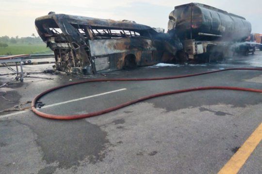 Pakistane autobusui susidūrus su autocisterna žuvo 20 žmonių