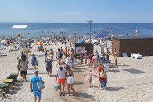 Pajūryje tykojo kraupi nelaimė: mama vaiką į jūrą paleido vieną – skendusįjį išgelbėjo poilsiavęs paramedikas ir dar vienas vyras