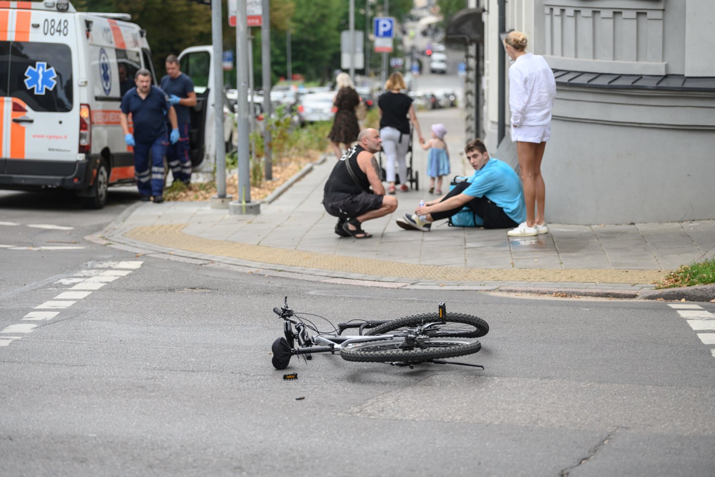  Vilniaus centre „Chrysler“ partrenkė dviračiu važiavusį maisto išvežiotoją.<br> V.Skaraičio nuotr.