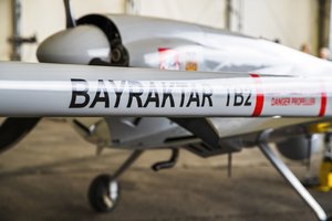 Latvijoje pradedami rinkti pinigai nupirkti Ukrainai kovinį droną „Bayraktar“