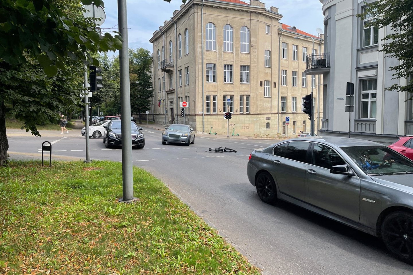  Vilniaus centre „Chrysler“ partrenkė dviračiu važiavusį maisto išvežiotoją.<br> L.Rybako nuotr.