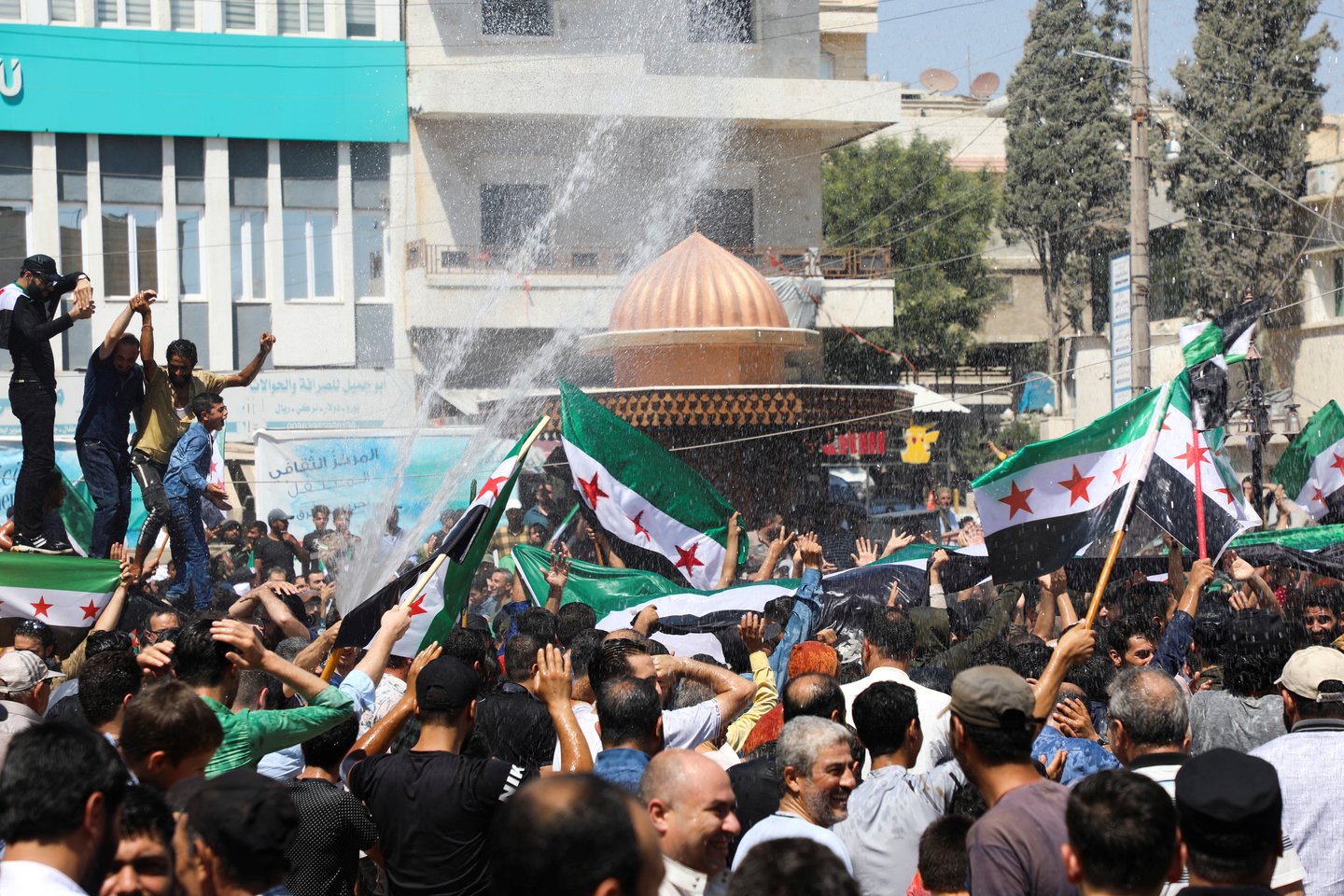 Sukilėlių kontroliuojamame Azazo mieste Sirijoje demonstrantai, protestuoja prieš Turkijos užsienio reikalų ministro Mevluto Cavusoglu komentarus apie opozicijos susitaikymą su Sirijos vyriausybe.<br>Reuters/Scanpix nuotr.