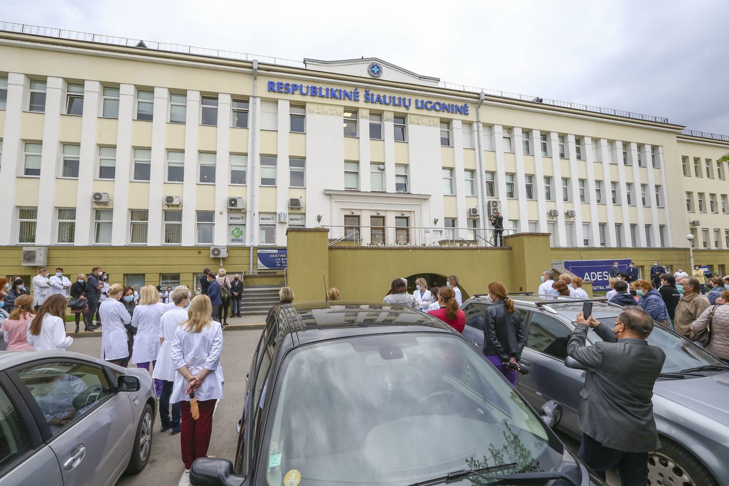 Šiaulių ligoninę drebinantys skandalai nesiliauja. Į viešumą iškilo, kad sudėtingas operacijas atlieka teisės tai daryti neturintys medikai.<br>G.Šiupario nuotr.