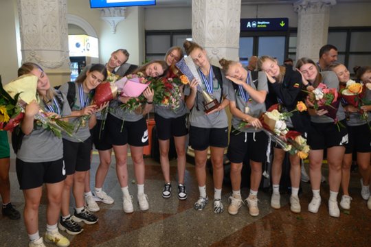 Lietuvos 18-mečių merginų rinktinė sugrįžo laimėjusi Europos čempionato auksą.<br> V.Skaraičio nuotr.
