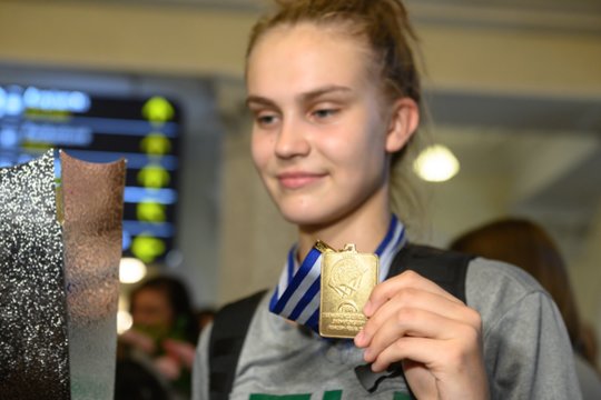Lietuvos 18-mečių merginų rinktinė sugrįžo laimėjusi Europos čempionato auksą.<br> V.Skaraičio nuotr.