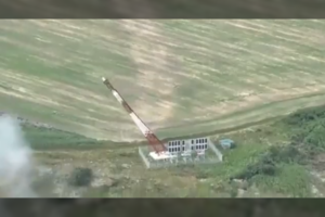 Ukraina smogė į Rusijos teritoriją: parodė, kaip dronu kamikadze atakavo ryšių bokštą