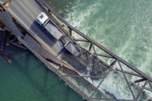 Po Norvegijos tilto griūties – daugiau detalių apie įvykį: drebėjo gyventojų namai, automobilio vairuotojas gelbėjosi pats