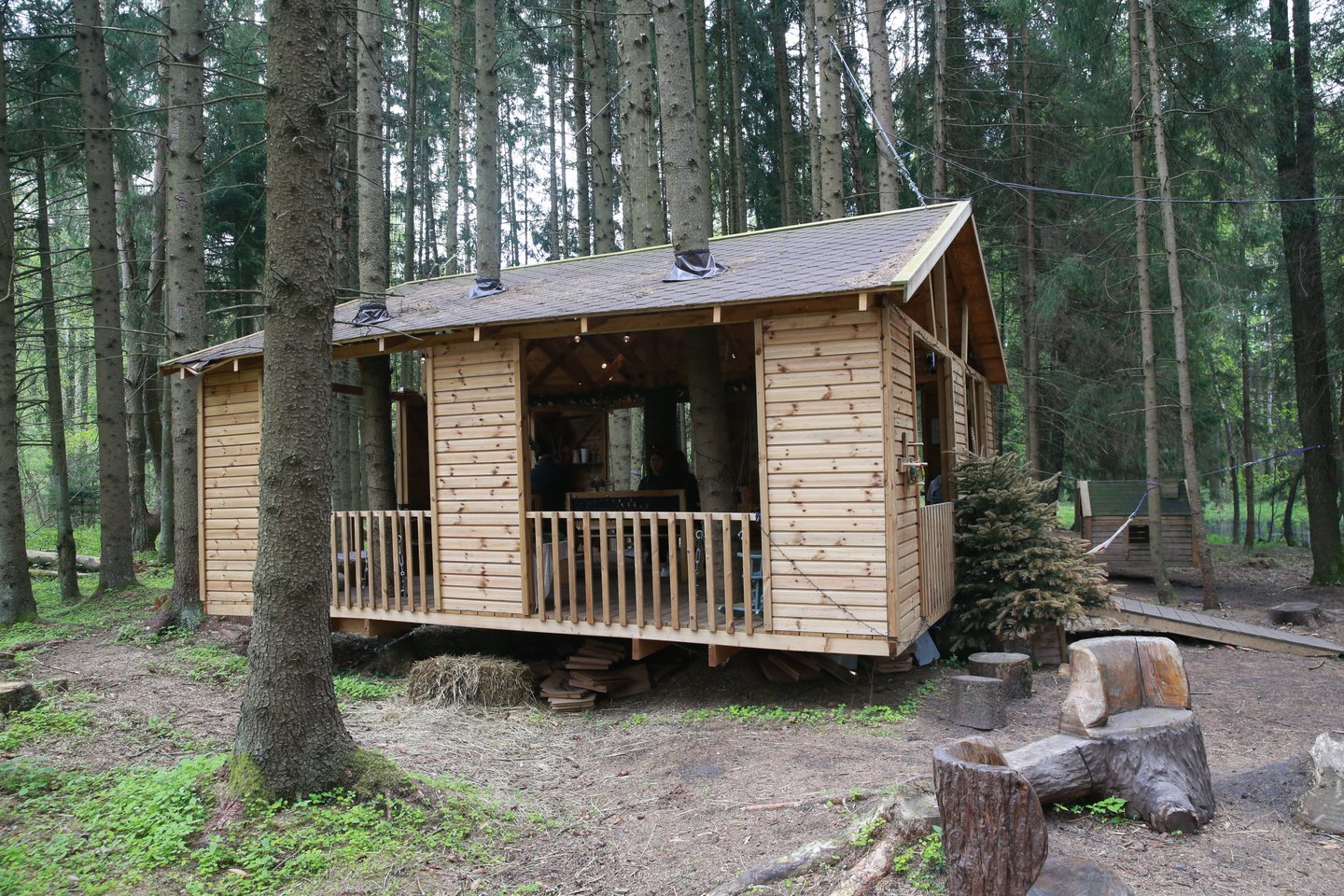 Pernai įrengtas Voverynės laipynių parkelis ir namelis medyje vaikams.<br>R.Danisevičiaus nuotr.