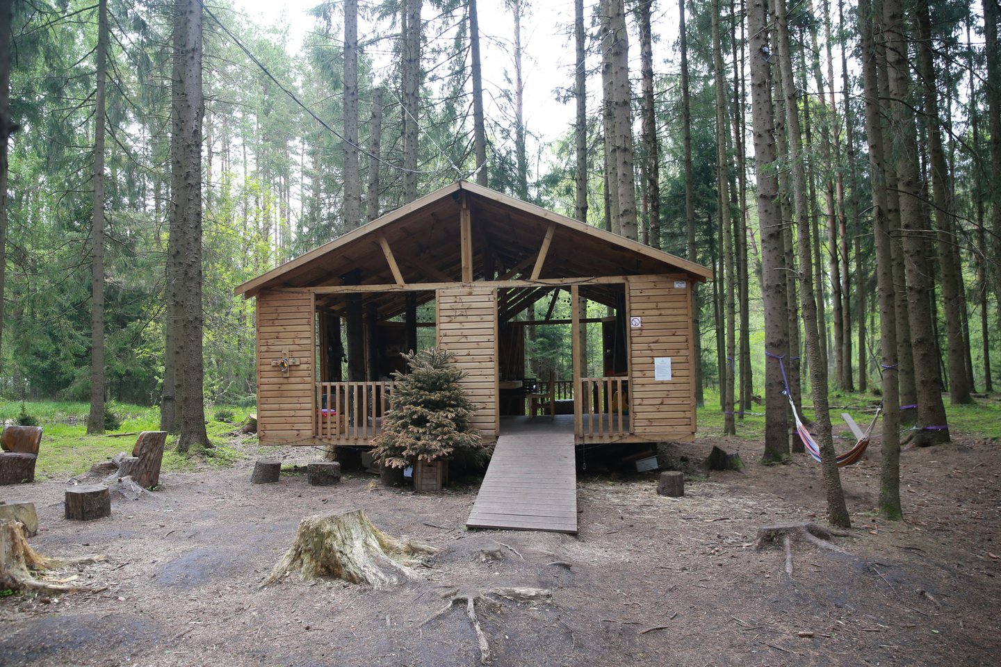 Pernai įrengtas Voverynės laipynių parkelis ir namelis medyje vaikams.<br>R.Danisevičiaus nuotr.
