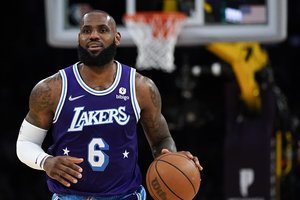 L. Jamesas pratęsė sutartį su „Lakers“