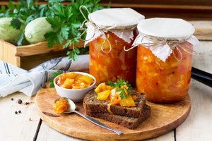 Daržovių mišrainė žiemai: tiks užkandžiui, garnyrui ar sriubai ruošti