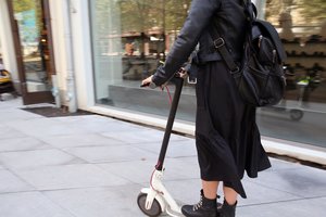 Nekultūringas paspirtukininkų elgesys kelia pavojų aplinkiniams: ekspertai atskleidžia dažniausiai daromus pažeidimus 