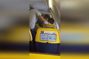 Per „Ryanair“ skrydį užfiksavo girtą siautėjantį lietuvį: įsiutęs grasino keleiviams – sutramdyti prireikė 7 asmenų
