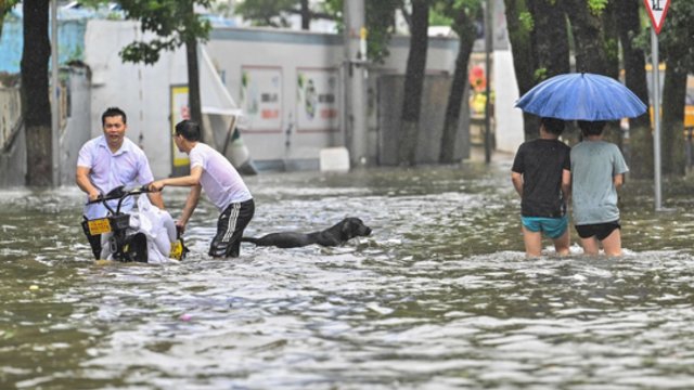 Liūtys Šiaurės vakarų Kinijoje sukėlė staigų potvynį: žuvo 16 žmonių, dešimtys dingo
