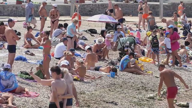 Rusijos turistai nesibaimina sprogimų Kryme: mėgaujasi karščiu ir nežada keisti atostogų planų