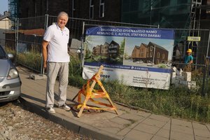 Dėl nesandaraus dangčio į šulinį šaligatvyje įkritęs alytiškis: „Dar gerai, kad nesusilaužiau kojų“